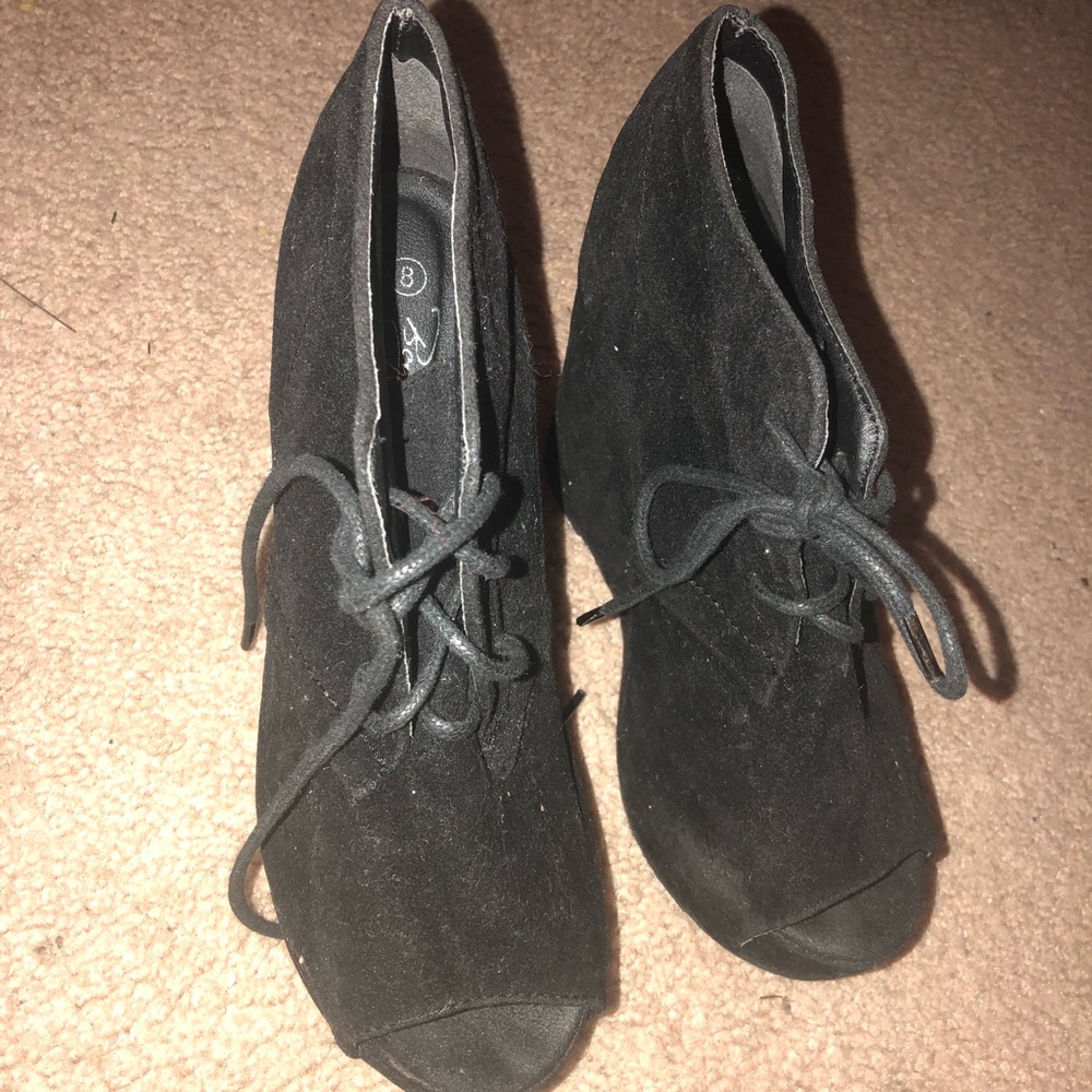 Black wedges